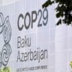 Le logo de la conférence sur le climat COP29 sur la façade d'un bâtiment en cours de rénovation à Bakou, le 11 septembre 2024 en Azerbaïdjan