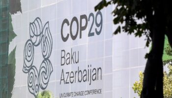 Le logo de la conférence sur le climat COP29 sur la façade d'un bâtiment en cours de rénovation à Bakou, le 11 septembre 2024 en Azerbaïdjan