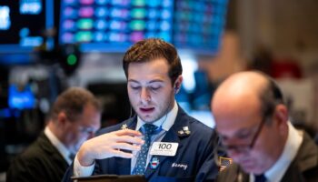 Un courtier au New York Stock Exchange à Wall Street