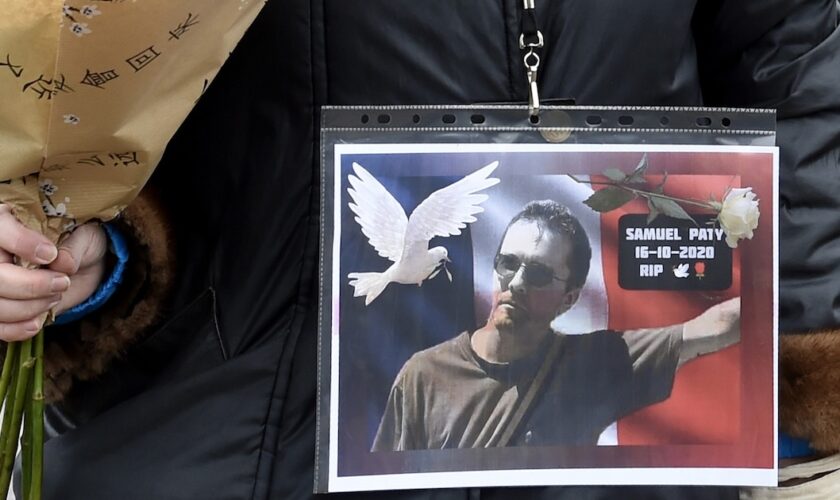 Une photo de Samuel Paty lors d'un rassemblement, le 18 octobre 2020 à Lille, en hommage à l'enseignant décapité par un islamiste radical deux jours avant