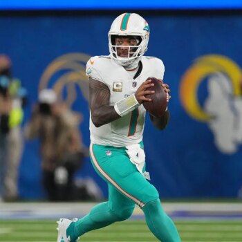 Dolphins snap 3-game losing streak with much-needed win over Rams