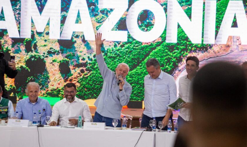 En Amazonie, Lula défend des projets qui risquent d’aggraver la déforestation