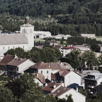 Haute-Savoie : trois enfants retrouvés morts dans une maison à Taninges, leur mère recherchée