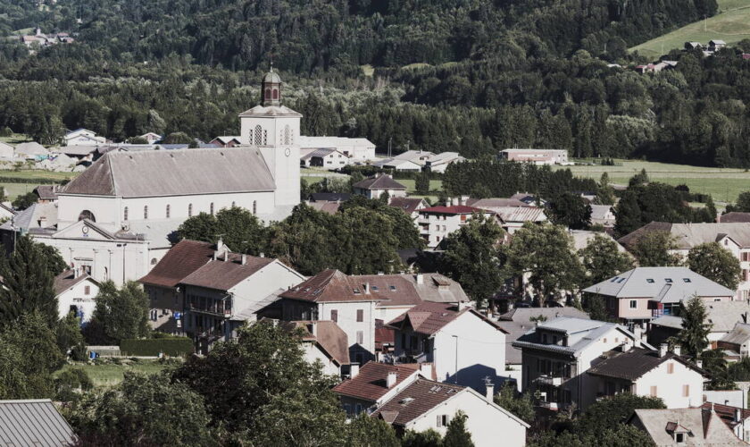 Haute-Savoie : trois enfants retrouvés morts dans une maison à Taninges, leur mère recherchée