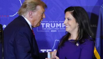 Donald Trump accueille la représentante Elise Stefanik lors d'un meeting de campagne à Concord, dans le New Hampshire, le 19 janvier 2024