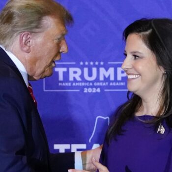 Donald Trump accueille la représentante Elise Stefanik lors d'un meeting de campagne à Concord, dans le New Hampshire, le 19 janvier 2024