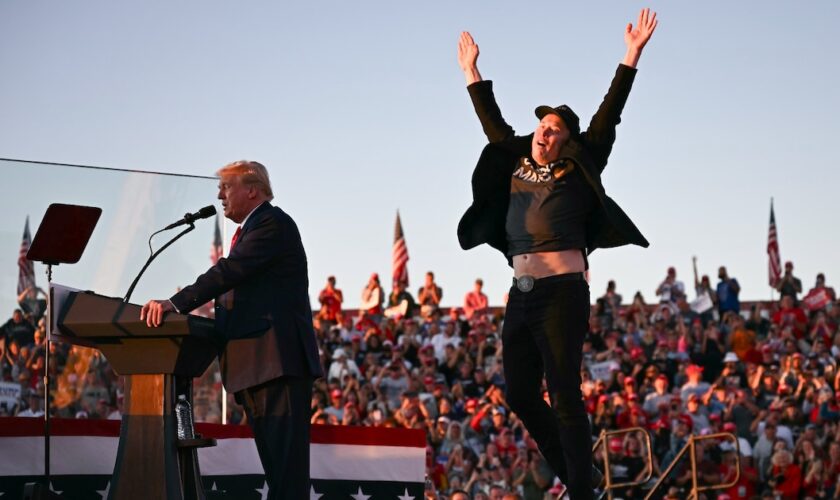 Le patron de Tesla Elon Musk saute sur scène lors d'un discours du candidat républicain Donald Trump, à l'occasion d'un meeting à Butler, en Pennsylvanie, le 5 octobre 2024