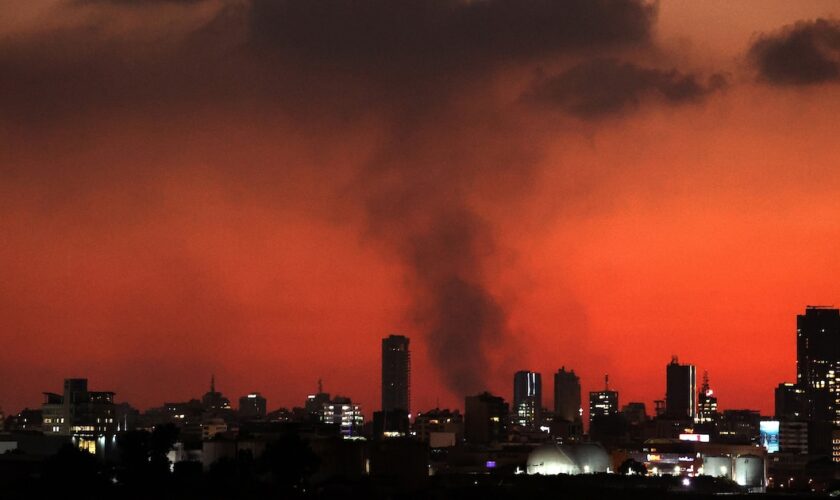 De la fumée s'échappe de la banlieue sud de Beyrouth après un bombardement, le 12 novembre 2024