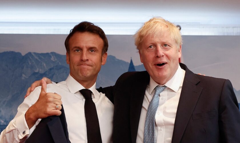 Le président français Emmanuel Macron et Boris Johnson, alors Premier ministre britannique, le 26 juin 2022 en Allemagne.