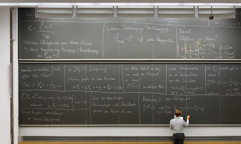 Vorlesung, Bachelor, Herbstsemester 2013, D-PHYS, Titel der Lehrveranstaltung: Physik I, Dozent: Prof. Dr. Werner Wegscheider, Ort: ETH Zürich, Hönggerberg, HPH G 1