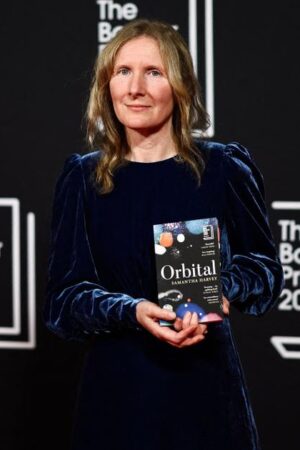 Samantha Harvey décroche le Booker Prize pour “Orbital”, un beau roman en apesanteur