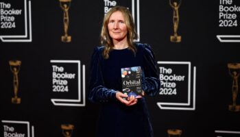 Samantha Harvey décroche le Booker Prize pour “Orbital”, un beau roman en apesanteur