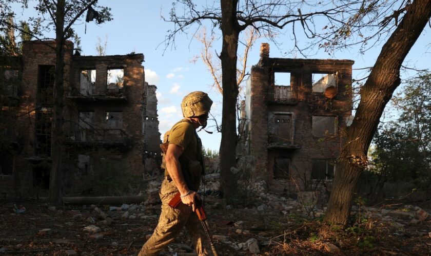 Un soldat ukrainien à Tchassiv Iar, dans l'est de l'Ukraine, le 24 juillet 2024