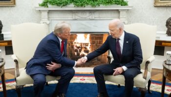 Le président américain sortant Joe Biden avec le président élu Donald Trump lors d'une réunion dans le Bureau ovale de la Maison Blanche, à Washington le 13 novembre 2024