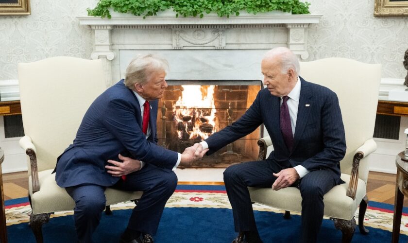 Le président américain sortant Joe Biden avec le président élu Donald Trump lors d'une réunion dans le Bureau ovale de la Maison Blanche, à Washington le 13 novembre 2024