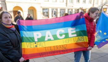 Neubrandenburg bekennt sich zur Regenbogenfahne – AfD-Politiker verlassen Saal