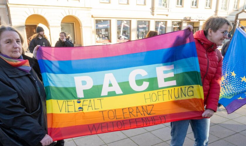 Neubrandenburg bekennt sich zur Regenbogenfahne – AfD-Politiker verlassen Saal