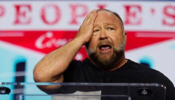 « The Onion », le « Gorafi » américain, se paie le célèbre conspirationniste Alex Jones en rachetant son site