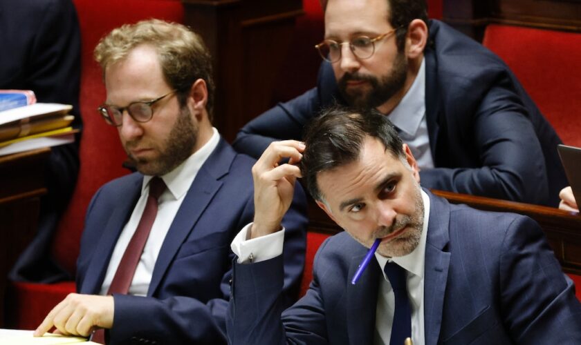 Le ministre de l'Economie Antoine Armand (g) et le ministre du Budget Laurent Saint-Martin assistent à une séance de débat sur le projet de budget 2025 à l'Assemblée nationale, à Paris, le 22 octobre 2024