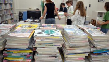 Distribution des manuels scolaires le jour de la rentrée des classes, le 4 septembre 2023 à Paris