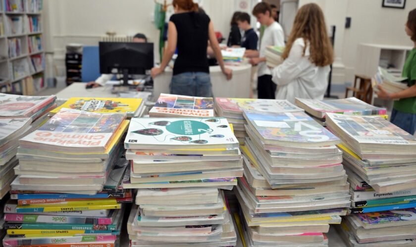 Distribution des manuels scolaires le jour de la rentrée des classes, le 4 septembre 2023 à Paris