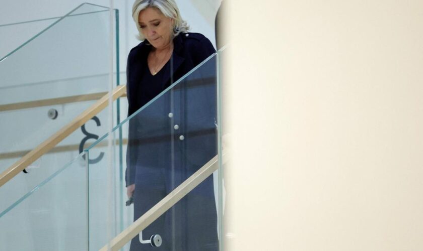 À son procès, Marine Le Pen joue l’innocente persécutée