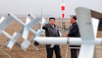 Kim Jong-un inspecte des drones d'attaque suicide dans un lieu tenu secret en Corée du Nord.