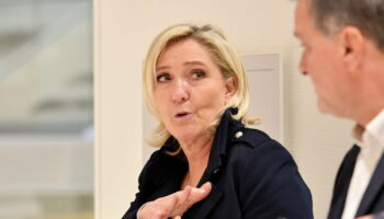 "Acharnement", "procès politique"... La riposte de Marine Le Pen pour gagner l'opinion publique au procès du RN