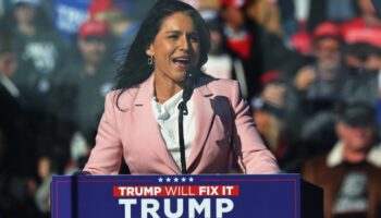 Tulsi Gabbard lors d'un meeting de campagne de Donald Trump le 3 novembre 2024 à Lititz, en Pennsylvanie.