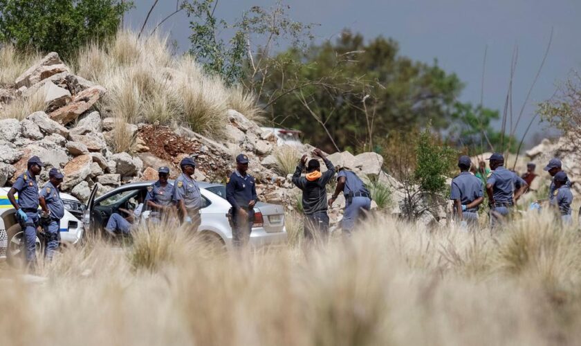 Afrique du Sud : des milliers de mineurs illégaux seraient assiégés par la police au fond d’un puits