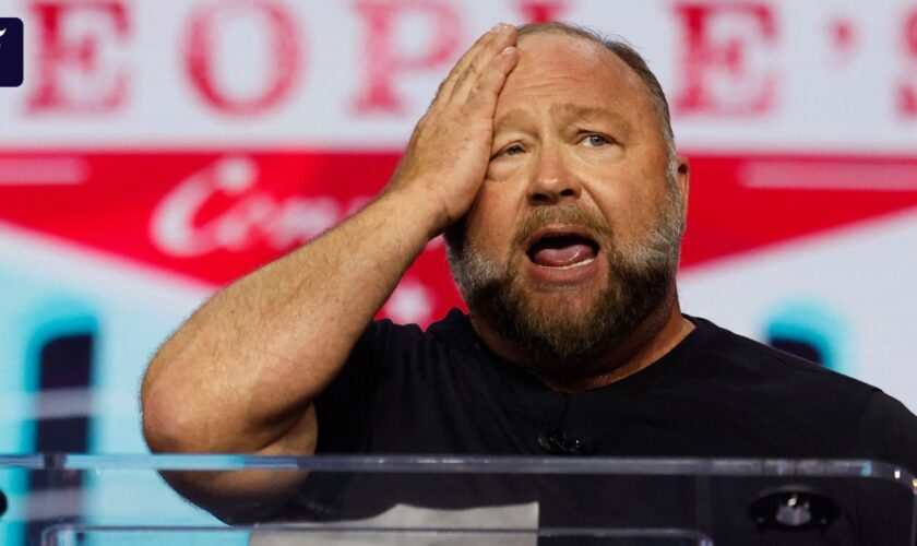 Alex Jones im Bieterkrieg: „The Onion“ kauft „Infowars“