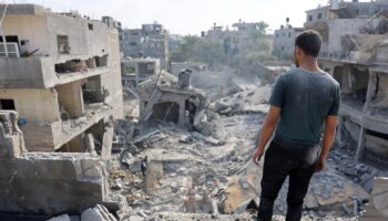 Un Palestinien regarde les décombres d'une maison rasée dans une frappe israélienne à Jabalia, dans le nord de la bande de Gaza, le 10 novembre 2024