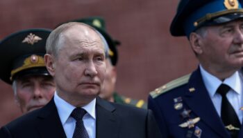 Le président russe Vladimir Poutine (g) participe à une cérémonie de dépôt de gerbes sur la tombe du Soldat inconnu près du mur du Kremlin, le 22 juin 2024 à Moscou