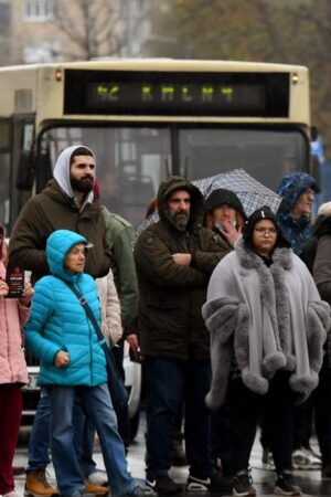 Drame de la gare de Novi Sad en Serbie : la colère ne retombe pas contre “l’incompétence qui tue”