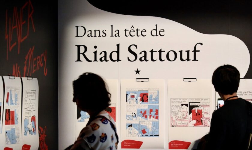 Des personnes visitent l'exposition consacrée à Riad Sattouf, au Vaisseau Moebius, lors du 51e festival de la BD d'Angoulême, le 24 janvier 2024