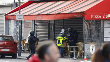 Issy-les-Moulineaux : un homme retranché dans un restaurant où il retient au moins quatre employés