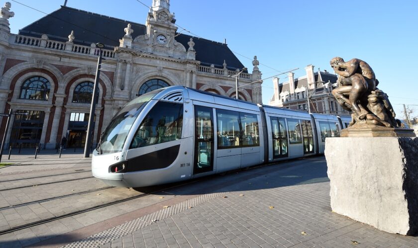 Un tramway traverse la place de la gare de Valenciennes ("Place de la Gare de Valenciennes") le 22 novembre 2017 à Valenciennes, dans le nord de la France.