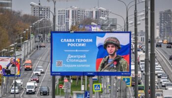 L'affiche d'un soldat avec le message "Gloire à nos héros de Russie", dans une rue de Moscou, le 24 octobre 2022