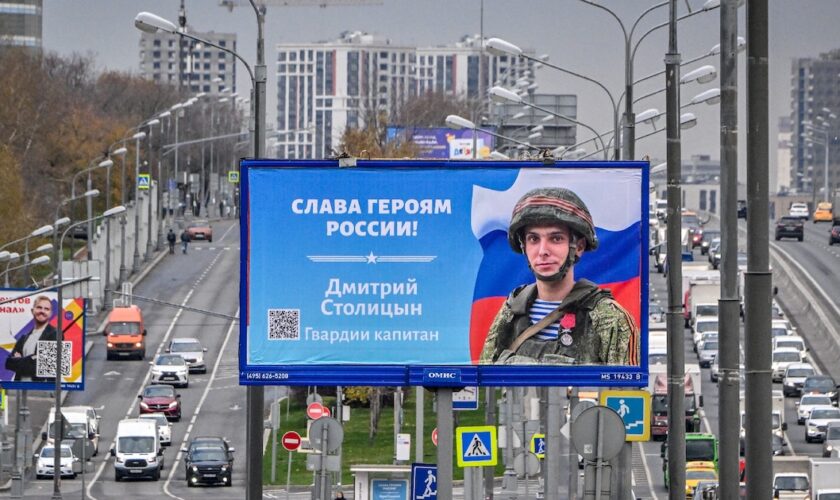 L'affiche d'un soldat avec le message "Gloire à nos héros de Russie", dans une rue de Moscou, le 24 octobre 2022