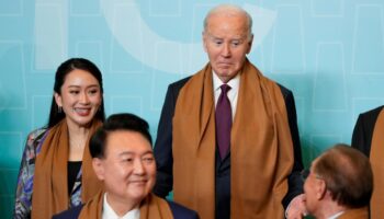 Warten auf Joe – Biden kommt zu spät zum Abschlussfoto