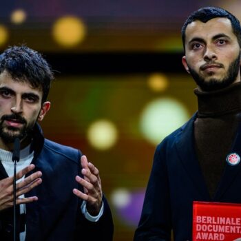 Les réalisateurs israélien Yuval Abraham et palestinien Basel Adra du film "No other land" au festival du film de Berlin.