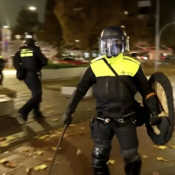 Tramway incendié et émeutes : une nouvelle nuit de violences à Amsterdam