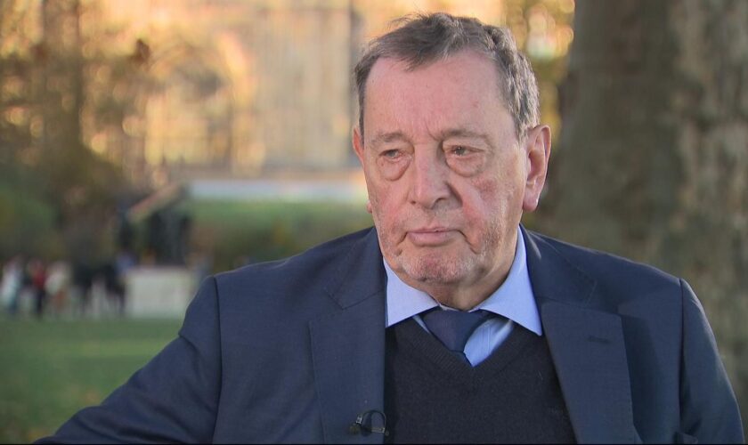 Lord Blunkett suffers 'terrifying' fall in gap between Tube and platform