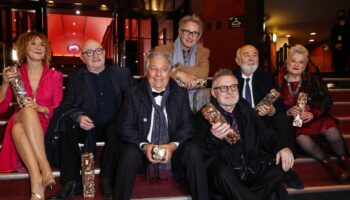 La troupe du Splendid, avec Marie-Anne Chazel, Michel Blanc, Christian Clavier, Thierry Lhermitte, Bruno Moynot, Gerard Jugnot et Josiane Balasko lors de la 46e cérémonie des César en 2021.