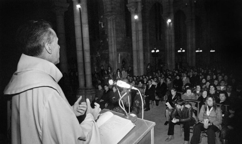 Les prêtres, ces smicards : les finances de l’Eglise catholique en France, il y a 50 ans dans « le Nouvel Obs »