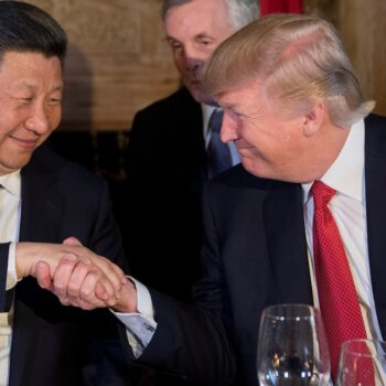 Le président américain Donald Trump (d) et son homologue chinois Xi Jinping se serrent la main lors du dîner à Mar-a-Lago, à West Palm Beach, le 6 avril 2017 en Floride