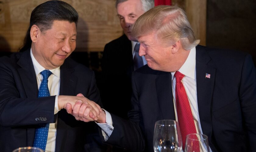 Le président américain Donald Trump (d) et son homologue chinois Xi Jinping se serrent la main lors du dîner à Mar-a-Lago, à West Palm Beach, le 6 avril 2017 en Floride