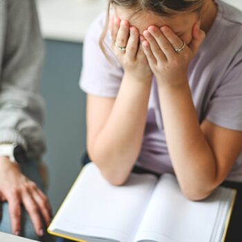 mère et fille faisant leurs devoirs