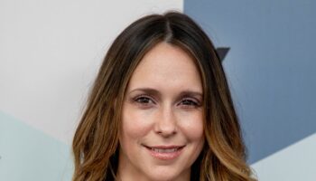 Jennifer Love Hewitt reveals she learned about her mother’s death from the media