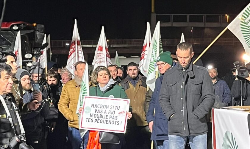 Agriculteurs en colère : à Villacoublay, une centaine de manifestants déjà rassemblés ce dimanche soir